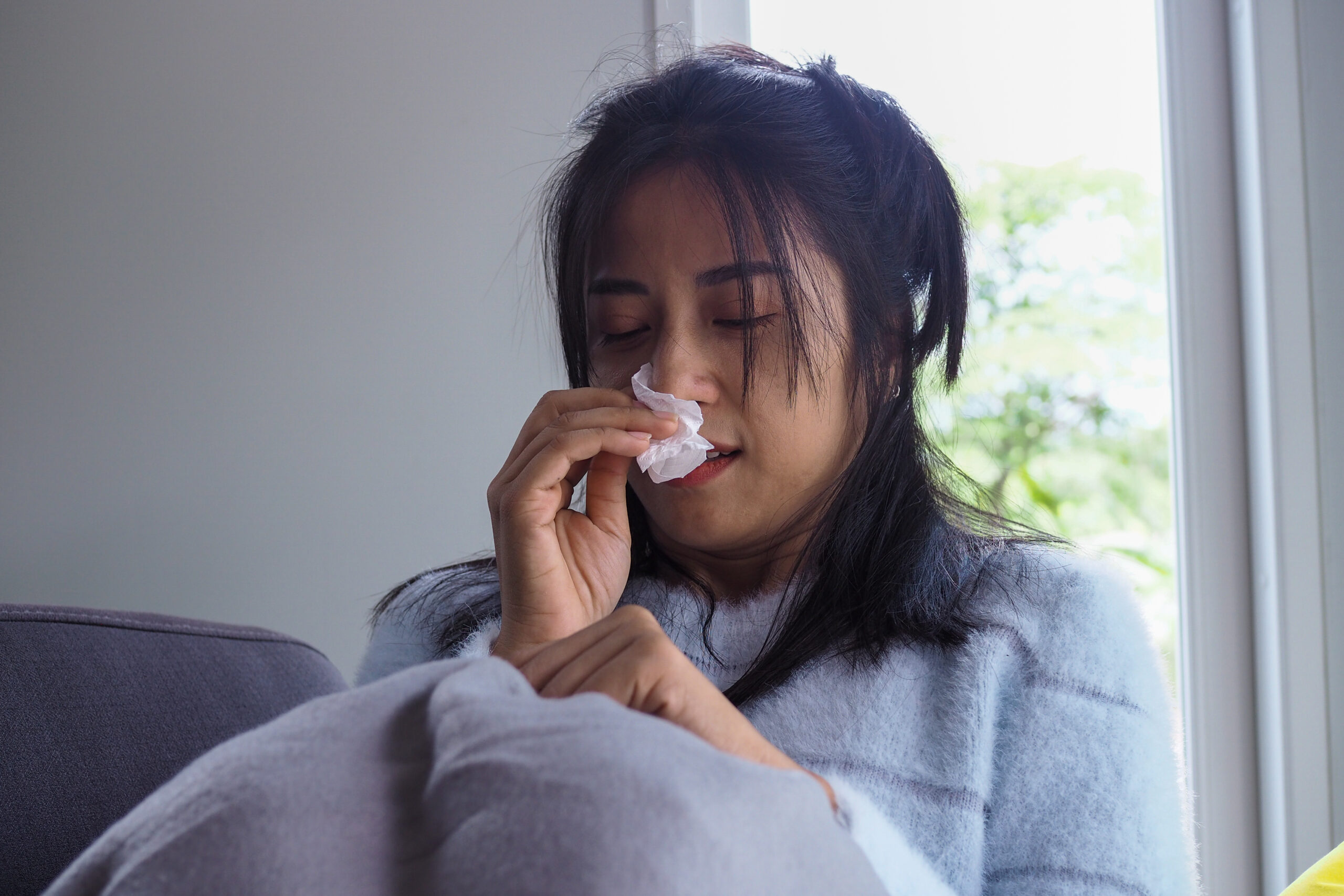 woman-is-sick-and-woke-up-from-stuffy-nose